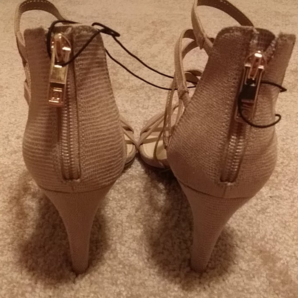 Shoe - Picture 3 of 8